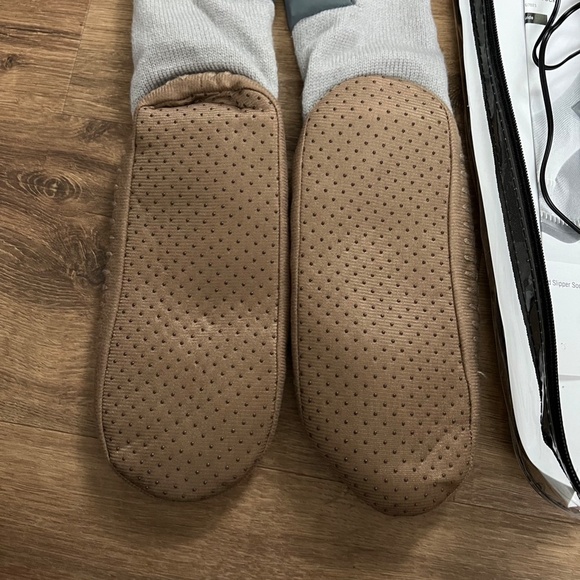 EUC Sharper Image Rechargeable Heated Gray Slipper Socks Sz S/M - Picture 7 of 10